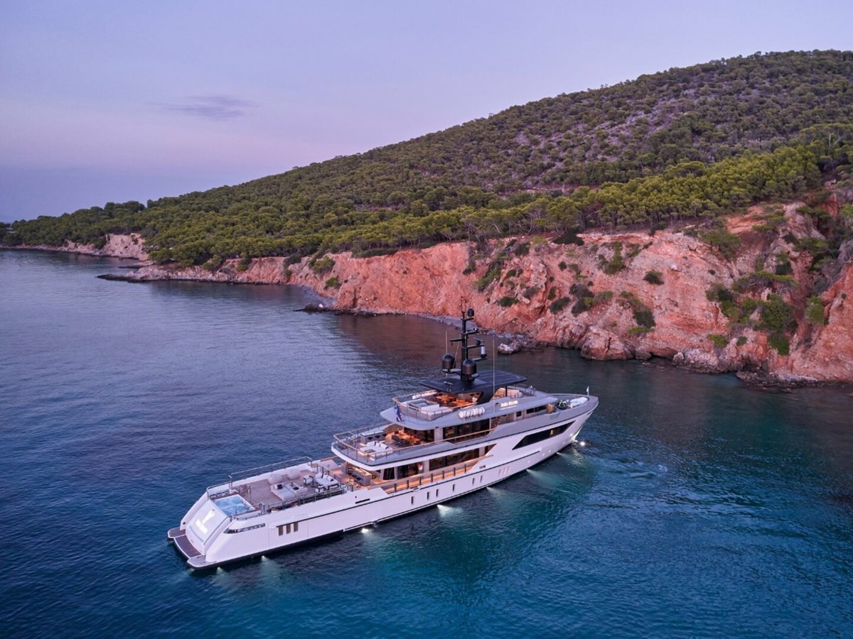 https://s3.amazonaws.com/boss.yatco.com/ForCharter/Vessel/Photo/5022/large_84979.jpg