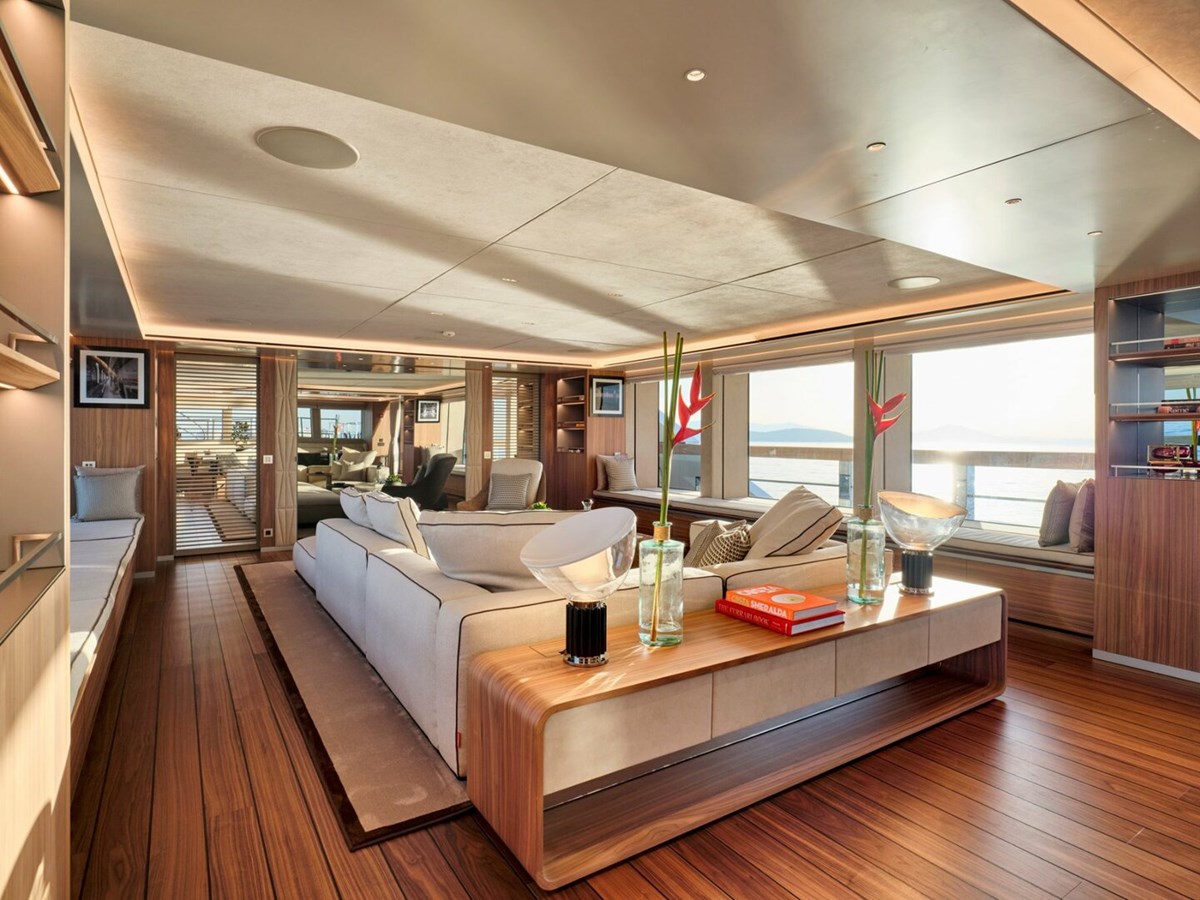 https://s3.amazonaws.com/boss.yatco.com/ForCharter/Vessel/Photo/5022/large_84982.jpg
