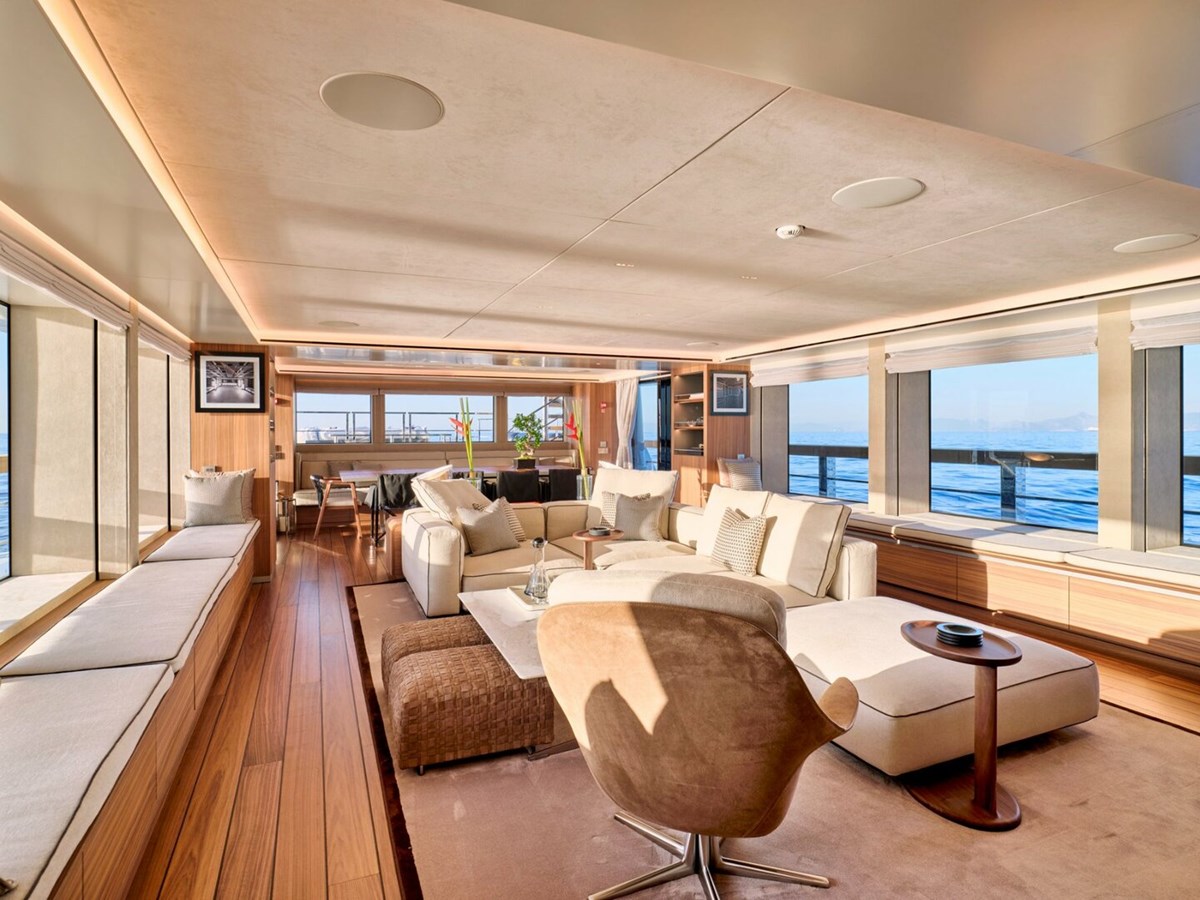 https://s3.amazonaws.com/boss.yatco.com/ForCharter/Vessel/Photo/5022/large_84985.jpg