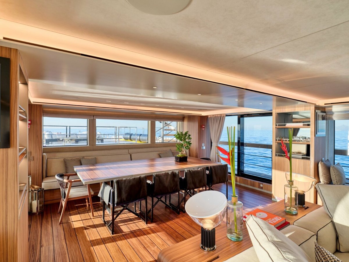 https://s3.amazonaws.com/boss.yatco.com/ForCharter/Vessel/Photo/5022/large_84986.jpg