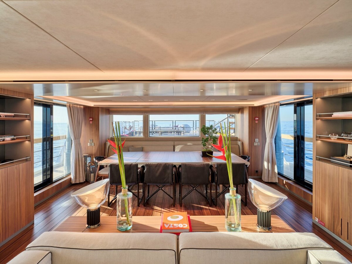 https://s3.amazonaws.com/boss.yatco.com/ForCharter/Vessel/Photo/5022/large_84987.jpg