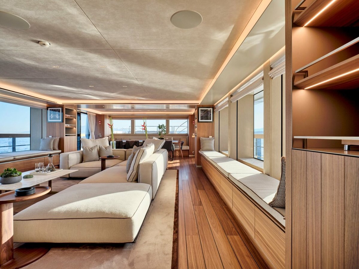 https://s3.amazonaws.com/boss.yatco.com/ForCharter/Vessel/Photo/5022/large_84988.jpg