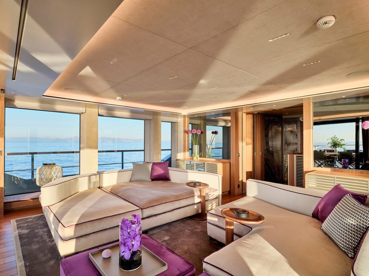 https://s3.amazonaws.com/boss.yatco.com/ForCharter/Vessel/Photo/5022/large_84991.jpg