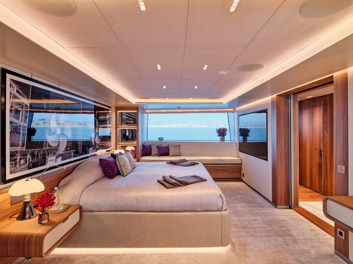 https://s3.amazonaws.com/boss.yatco.com/ForCharter/Vessel/Photo/5022/large_84994.jpg