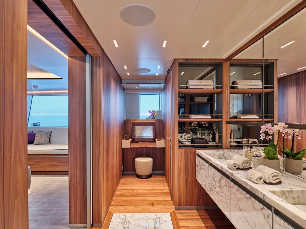 https://s3.amazonaws.com/boss.yatco.com/ForCharter/Vessel/Photo/5022/large_84998.jpg