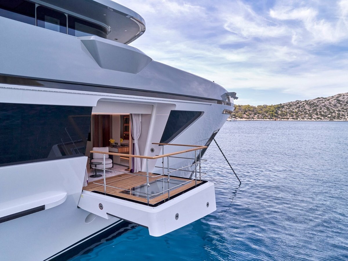 https://s3.amazonaws.com/boss.yatco.com/ForCharter/Vessel/Photo/5022/large_85003.jpg