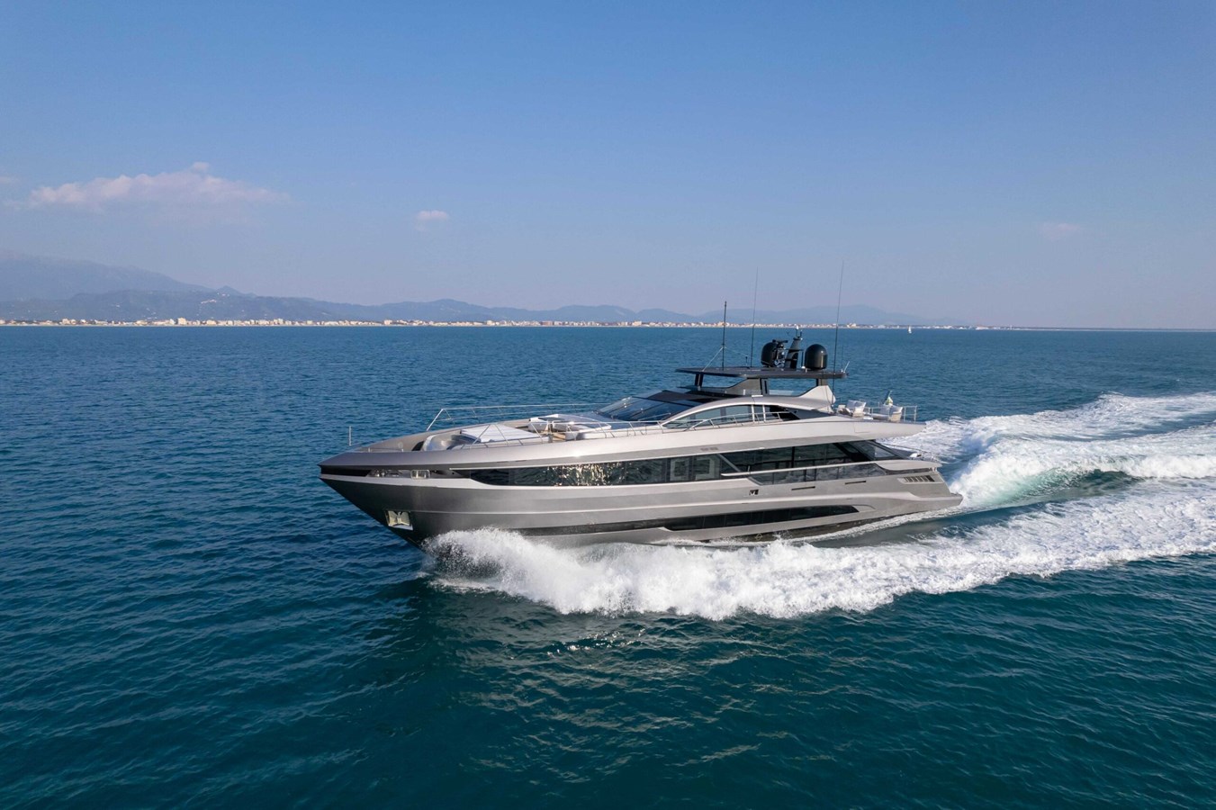 https://s3.amazonaws.com/boss.yatco.com/ForCharter/Vessel/Photo/5188/large_89569.jpg