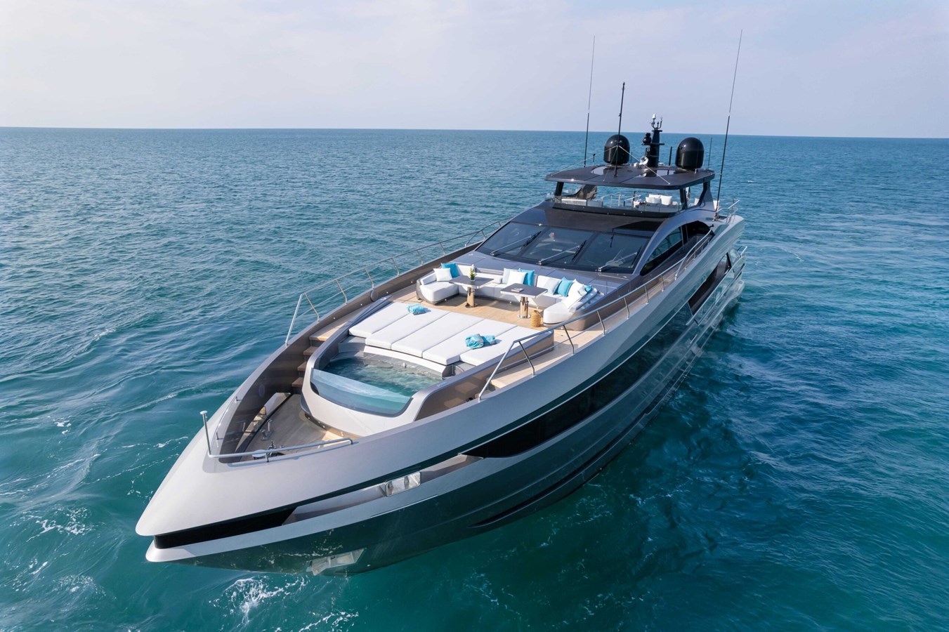 https://s3.amazonaws.com/boss.yatco.com/ForCharter/Vessel/Photo/5188/large_89570.jpg
