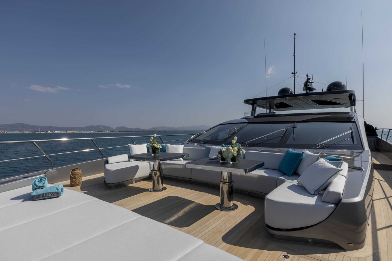 https://s3.amazonaws.com/boss.yatco.com/ForCharter/Vessel/Photo/5188/large_89573.jpg
