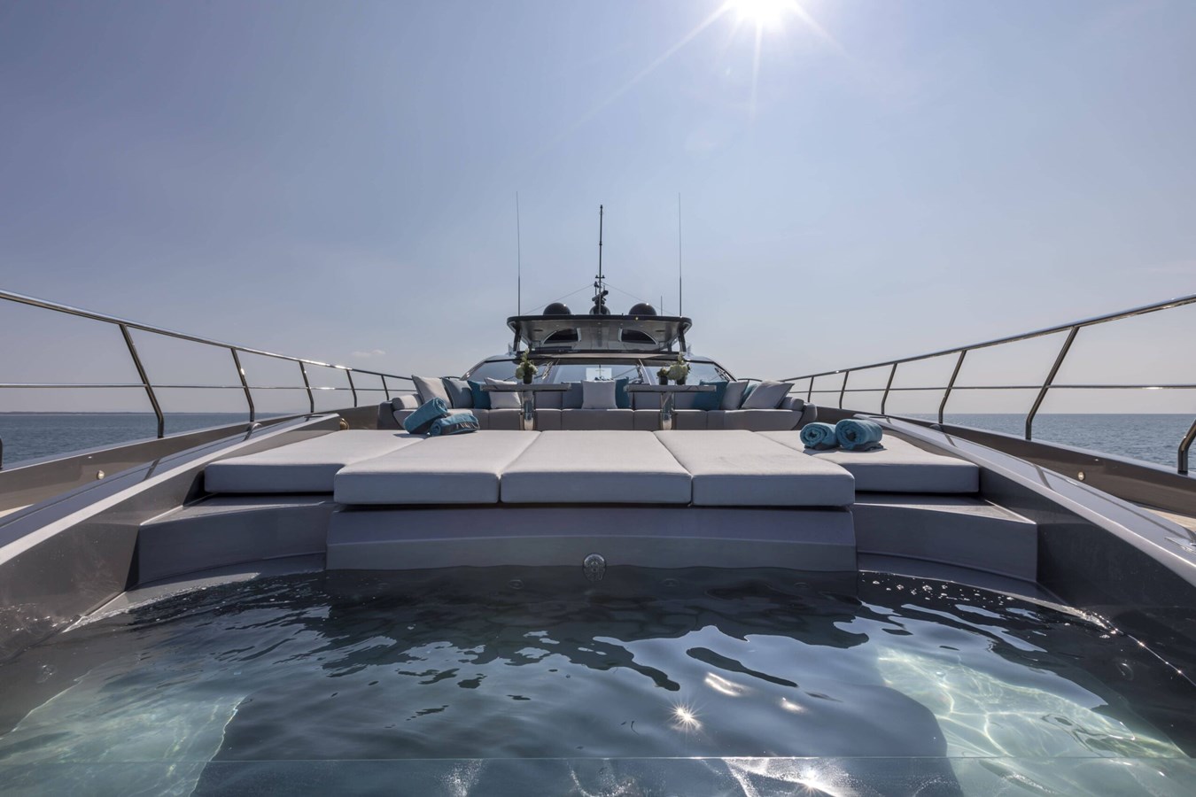 https://s3.amazonaws.com/boss.yatco.com/ForCharter/Vessel/Photo/5188/large_89576.jpg