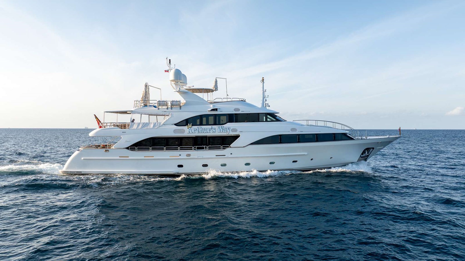 https://s3.amazonaws.com/boss.yatco.com/ForCharter/Vessel/Photo/5280/large_91990.jpg