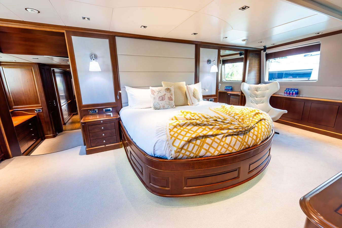 https://s3.amazonaws.com/boss.yatco.com/ForCharter/Vessel/Photo/5280/large_91996.jpg