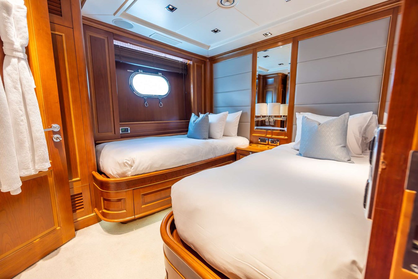 https://s3.amazonaws.com/boss.yatco.com/ForCharter/Vessel/Photo/5280/large_91998.jpg