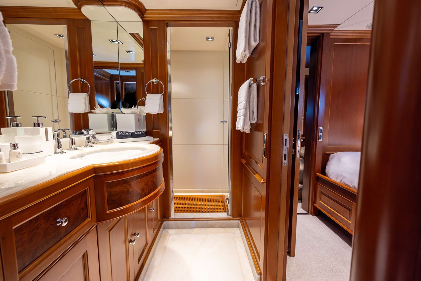 https://s3.amazonaws.com/boss.yatco.com/ForCharter/Vessel/Photo/5280/large_91999.jpg