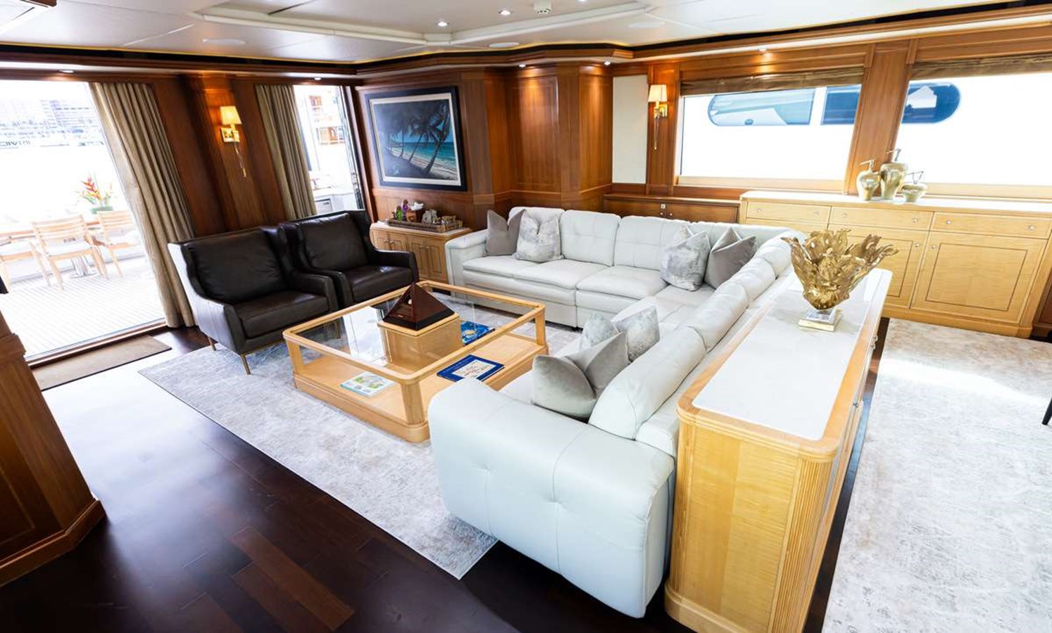 https://s3.amazonaws.com/boss.yatco.com/ForCharter/Vessel/Photo/5281/large_92058.jpg