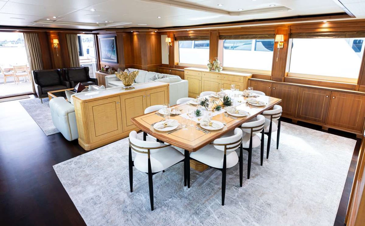 https://s3.amazonaws.com/boss.yatco.com/ForCharter/Vessel/Photo/5281/large_92059.jpg