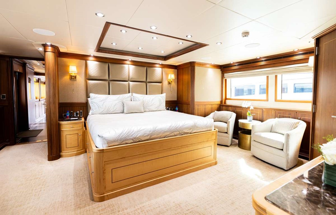 https://s3.amazonaws.com/boss.yatco.com/ForCharter/Vessel/Photo/5281/large_92061.jpg