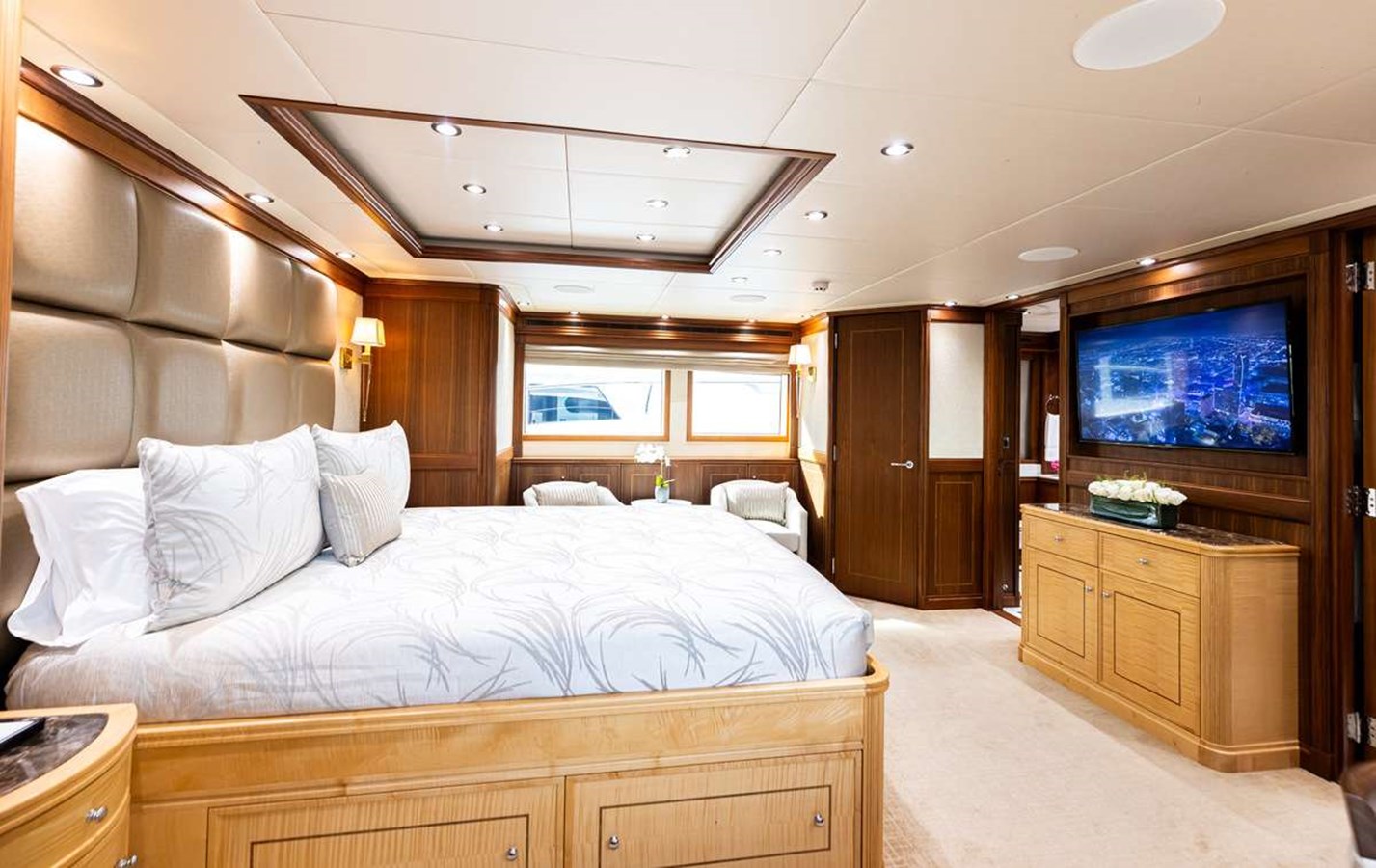 https://s3.amazonaws.com/boss.yatco.com/ForCharter/Vessel/Photo/5281/large_92062.jpg