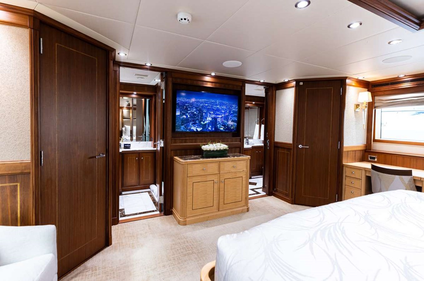 https://s3.amazonaws.com/boss.yatco.com/ForCharter/Vessel/Photo/5281/large_92063.jpg