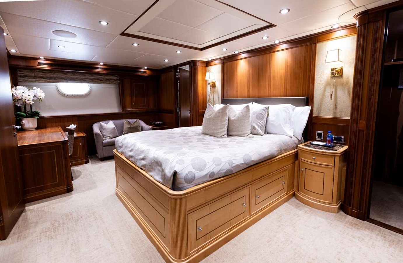 https://s3.amazonaws.com/boss.yatco.com/ForCharter/Vessel/Photo/5281/large_92065.jpg