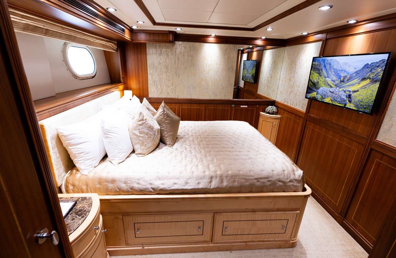 https://s3.amazonaws.com/boss.yatco.com/ForCharter/Vessel/Photo/5281/large_92067.jpg