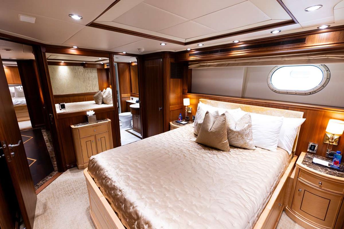 https://s3.amazonaws.com/boss.yatco.com/ForCharter/Vessel/Photo/5281/large_92068.jpg