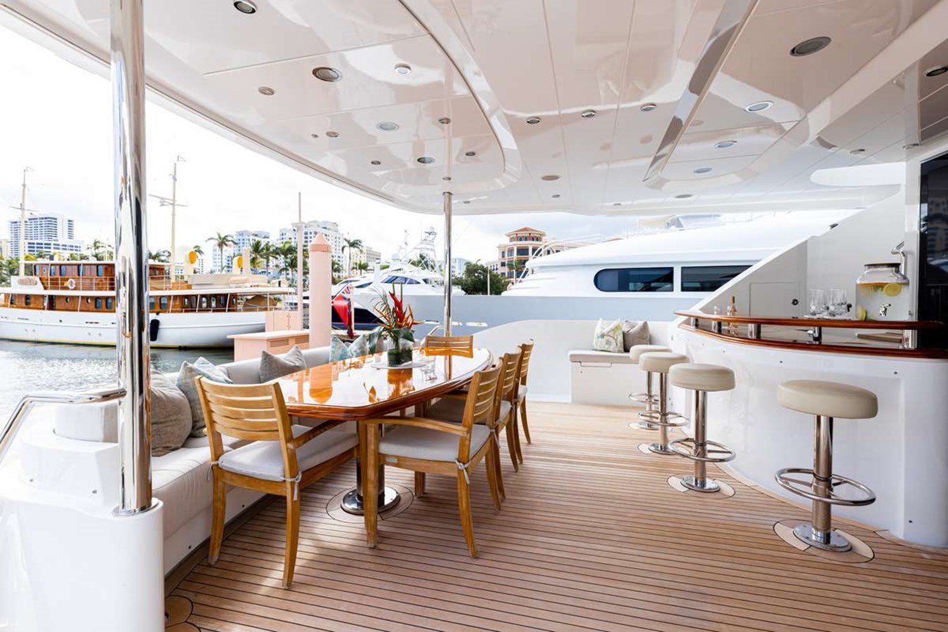 https://s3.amazonaws.com/boss.yatco.com/ForCharter/Vessel/Photo/5281/large_92070.jpg