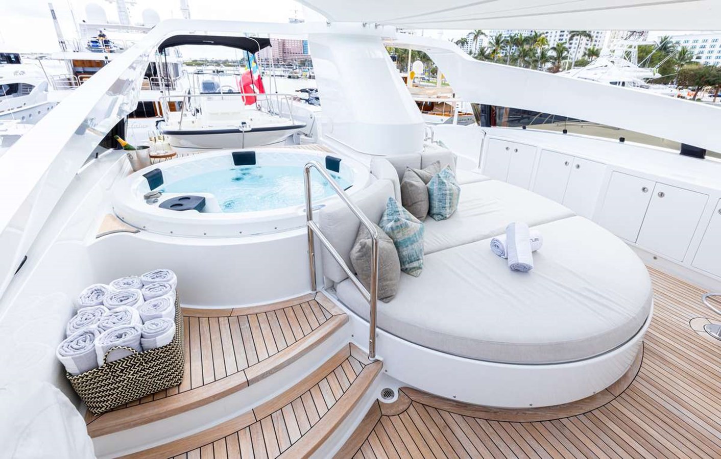 https://s3.amazonaws.com/boss.yatco.com/ForCharter/Vessel/Photo/5281/large_92074.jpg