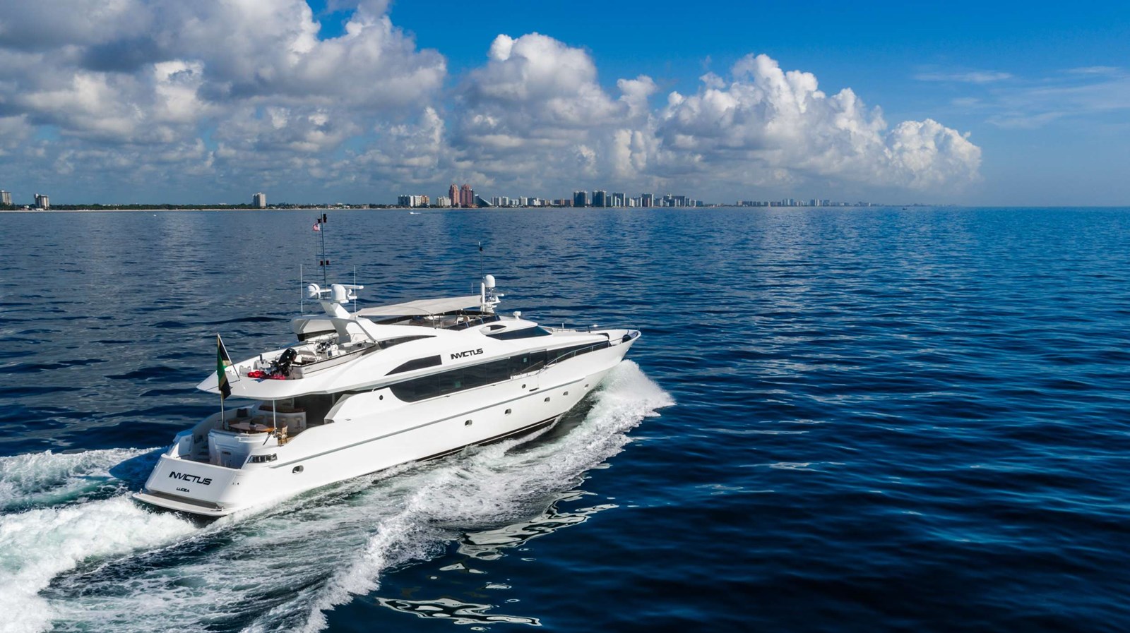 https://s3.amazonaws.com/boss.yatco.com/ForCharter/Vessel/Photo/5281/large_92075.jpg