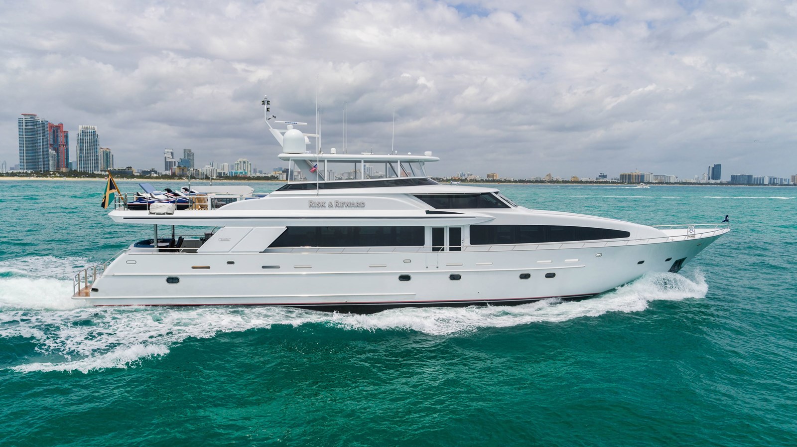 https://s3.amazonaws.com/boss.yatco.com/ForCharter/Vessel/Photo/5334/large_93399.jpg