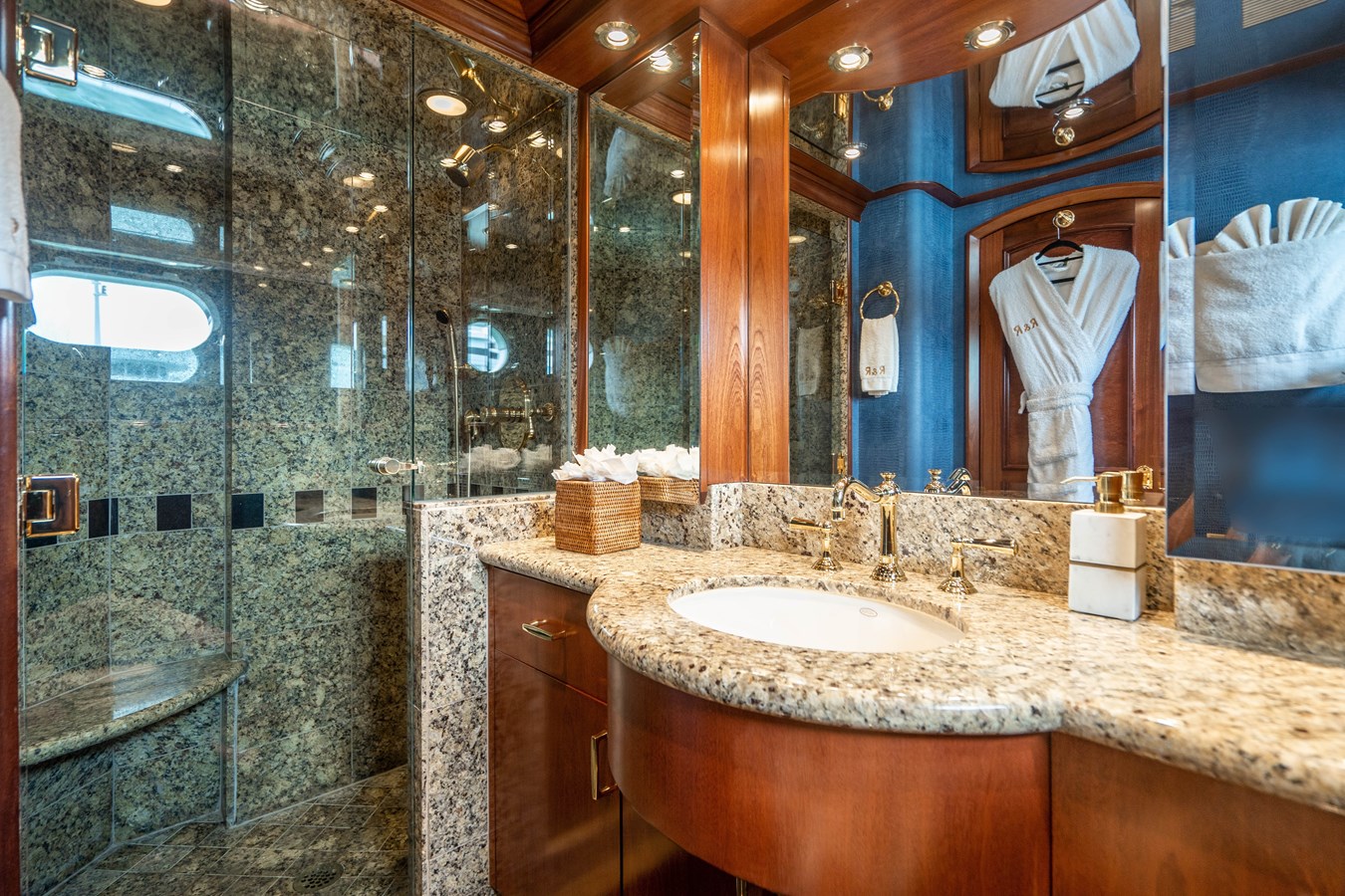 https://s3.amazonaws.com/boss.yatco.com/ForCharter/Vessel/Photo/5334/large_93416.jpg