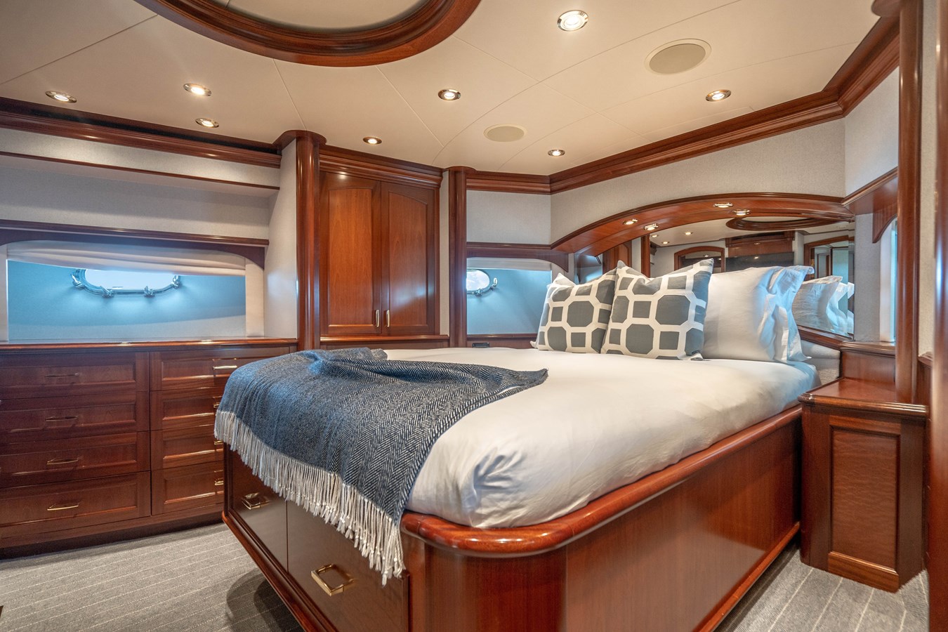 https://s3.amazonaws.com/boss.yatco.com/ForCharter/Vessel/Photo/5334/large_93420.jpg