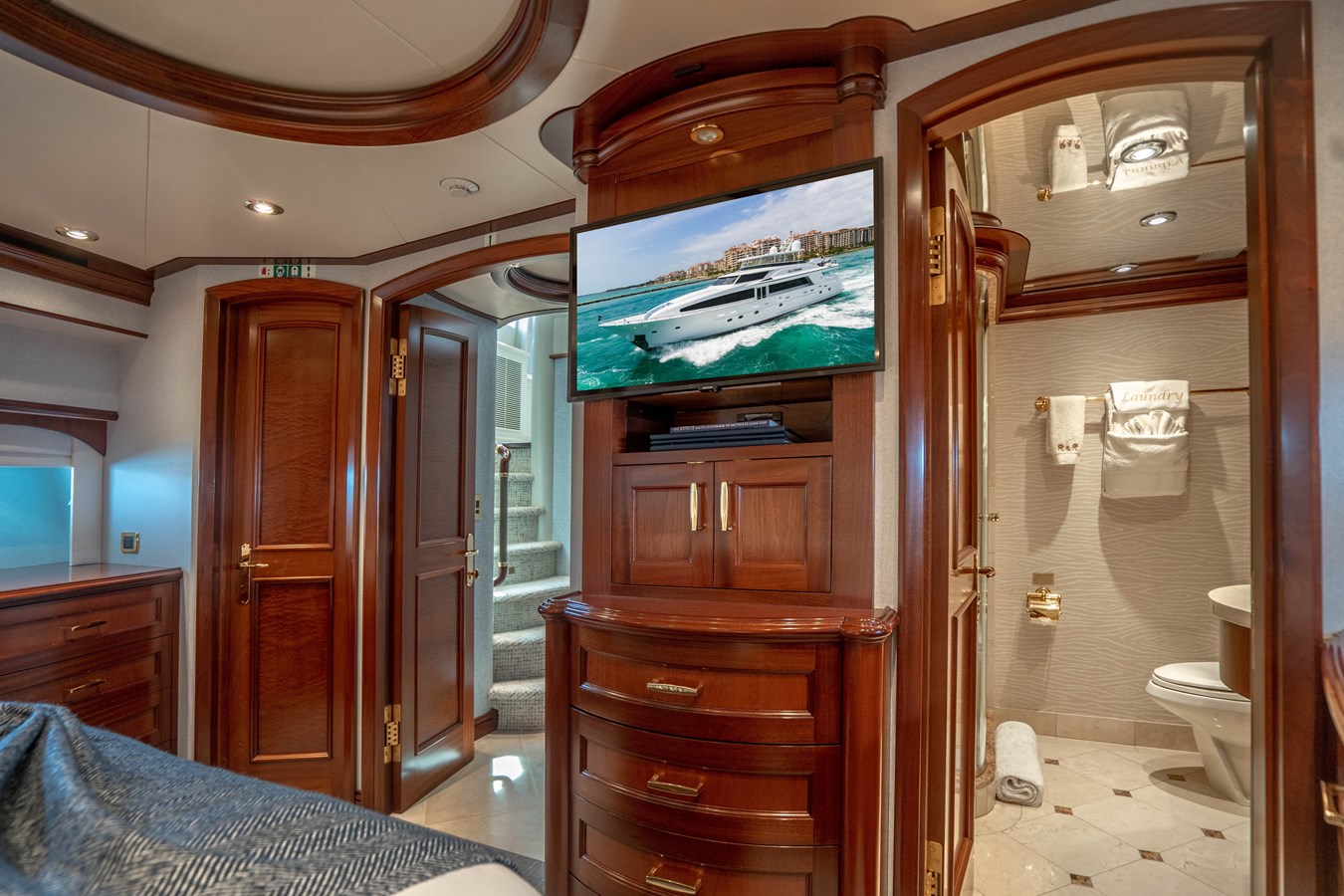 https://s3.amazonaws.com/boss.yatco.com/ForCharter/Vessel/Photo/5334/large_93421.jpg