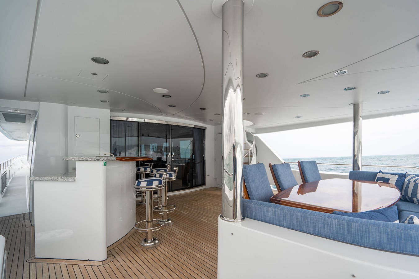 https://s3.amazonaws.com/boss.yatco.com/ForCharter/Vessel/Photo/5334/large_93422.jpg