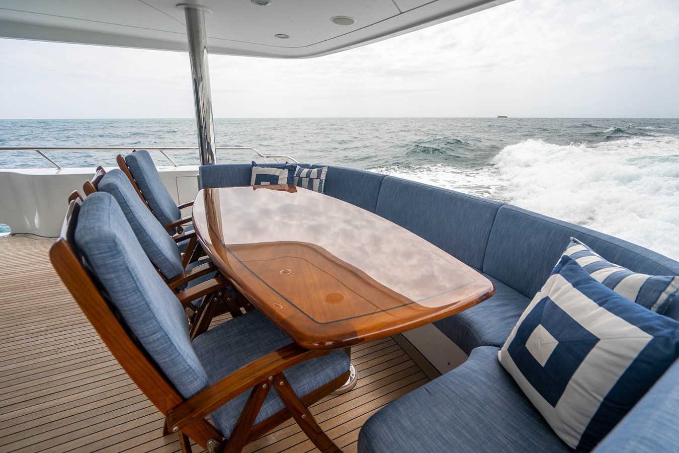 https://s3.amazonaws.com/boss.yatco.com/ForCharter/Vessel/Photo/5334/large_93423.jpg