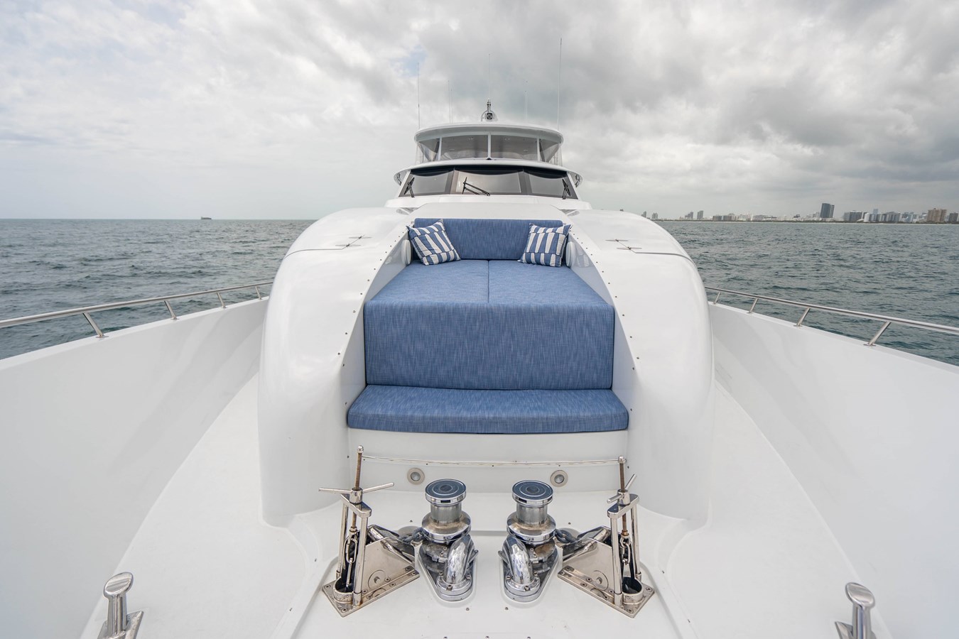 https://s3.amazonaws.com/boss.yatco.com/ForCharter/Vessel/Photo/5334/large_93425.jpg