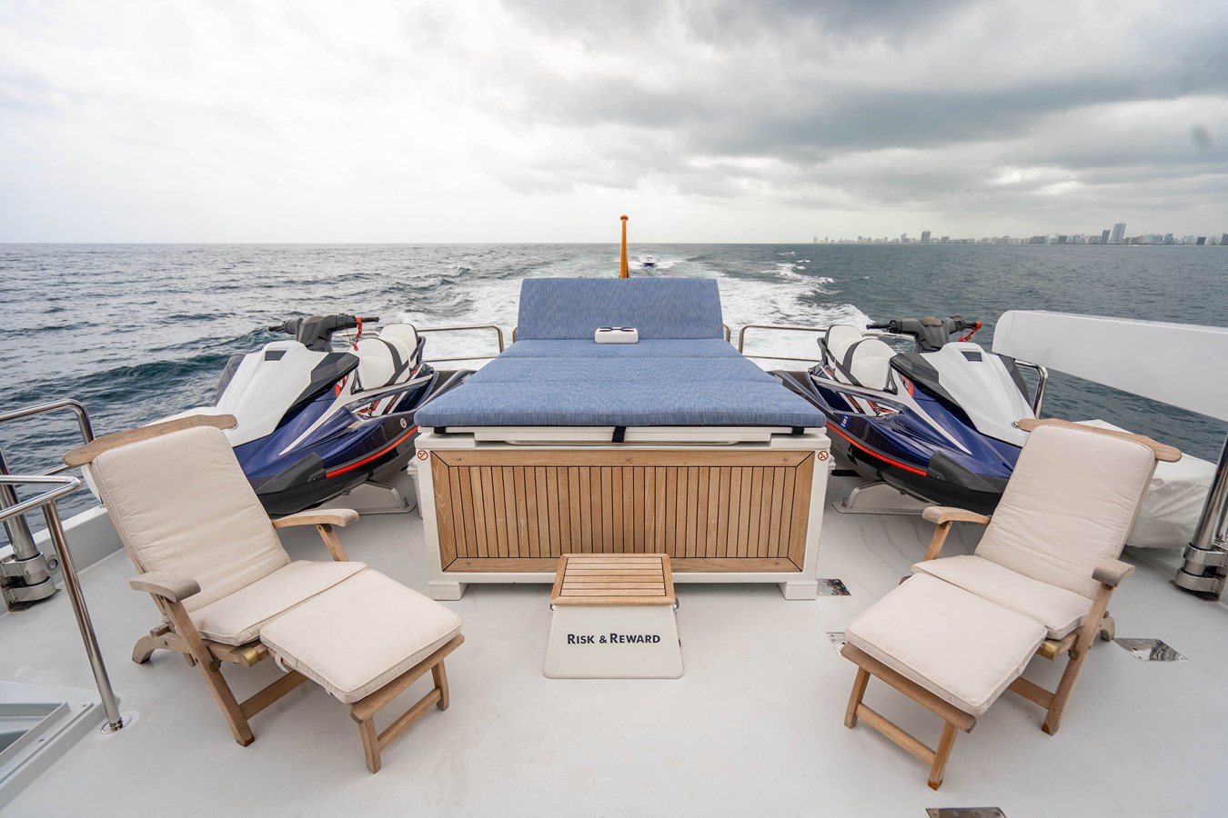 https://s3.amazonaws.com/boss.yatco.com/ForCharter/Vessel/Photo/5334/large_93426.jpg