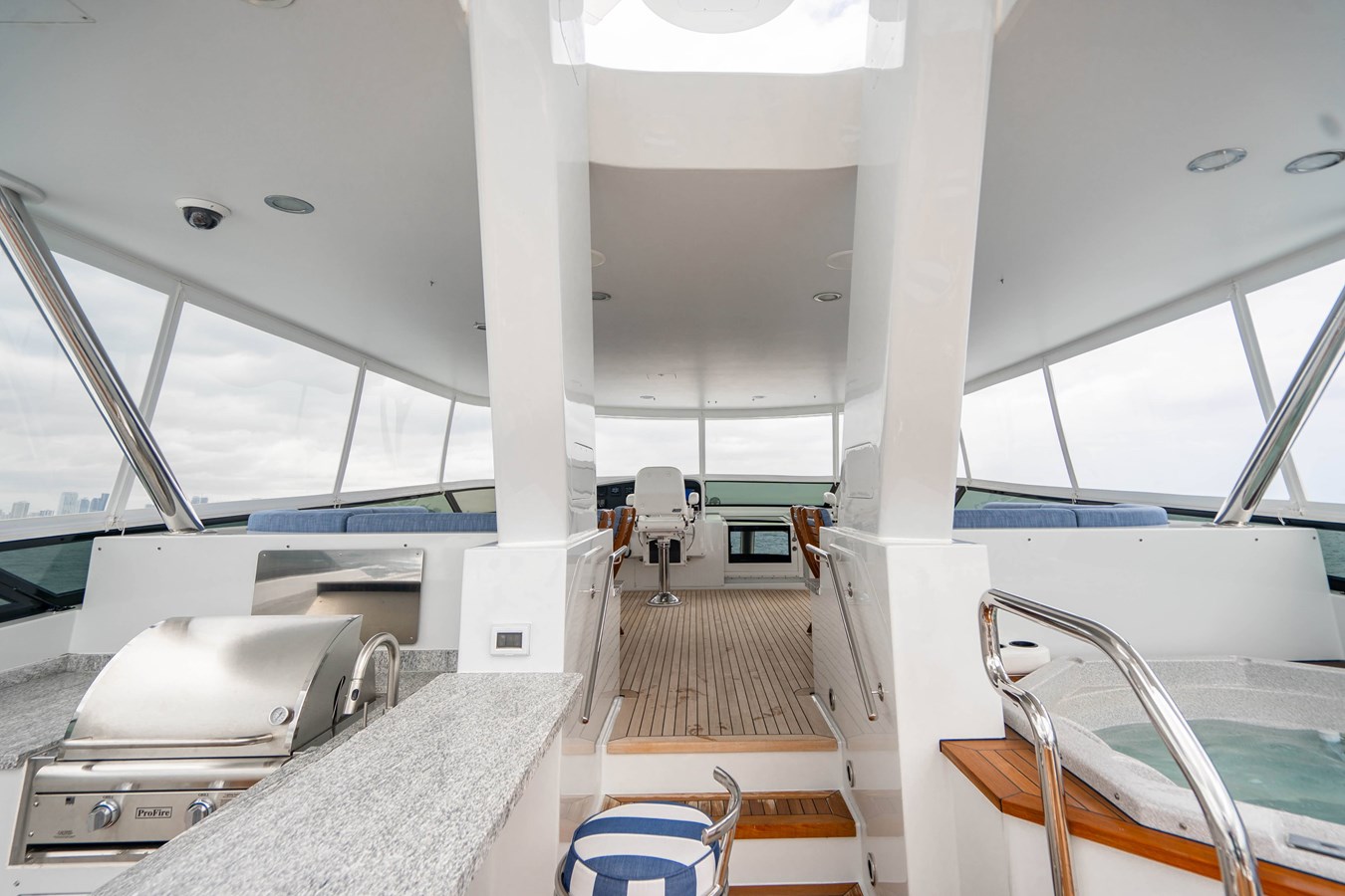 https://s3.amazonaws.com/boss.yatco.com/ForCharter/Vessel/Photo/5334/large_93427.jpg