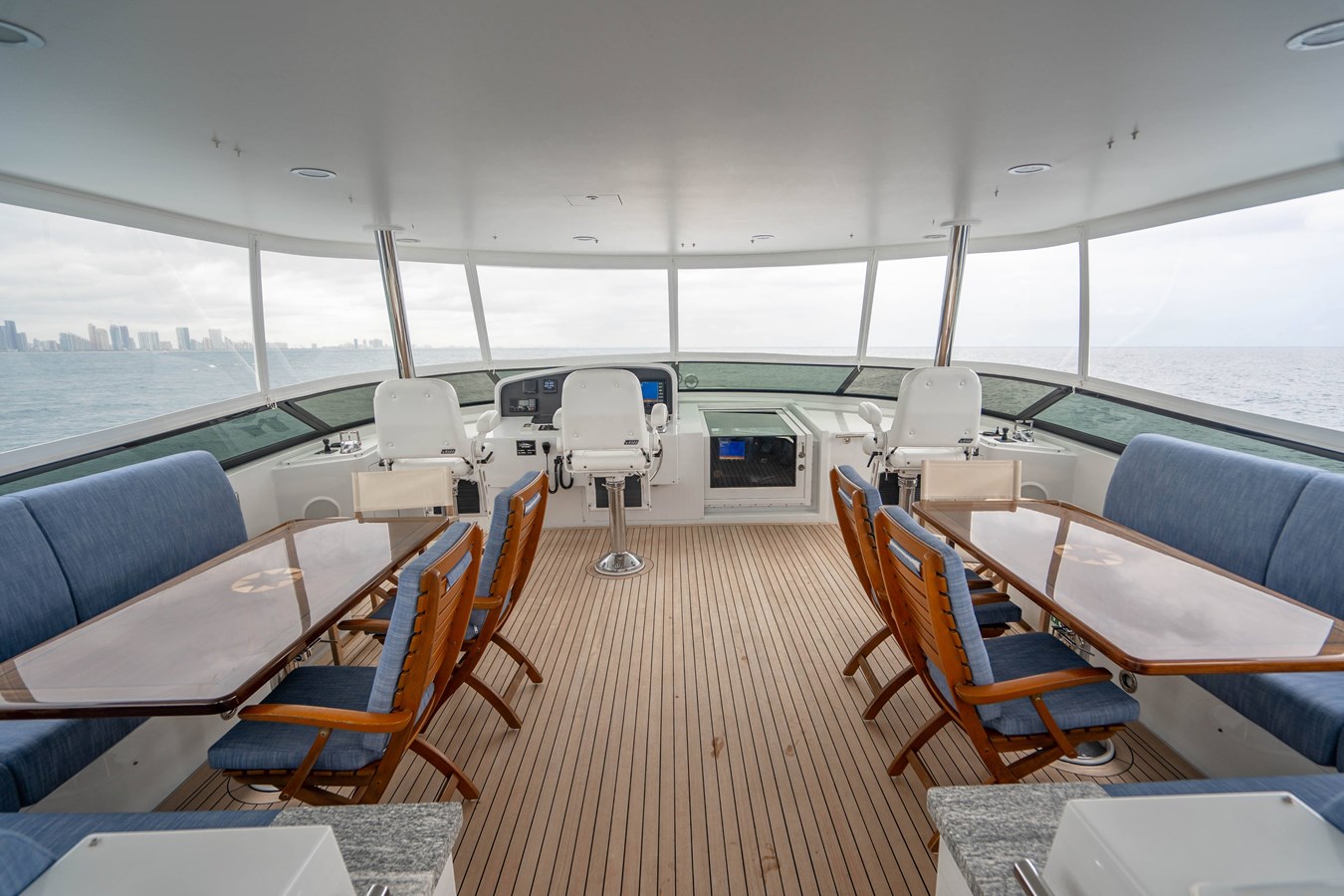 https://s3.amazonaws.com/boss.yatco.com/ForCharter/Vessel/Photo/5334/large_93428.jpg