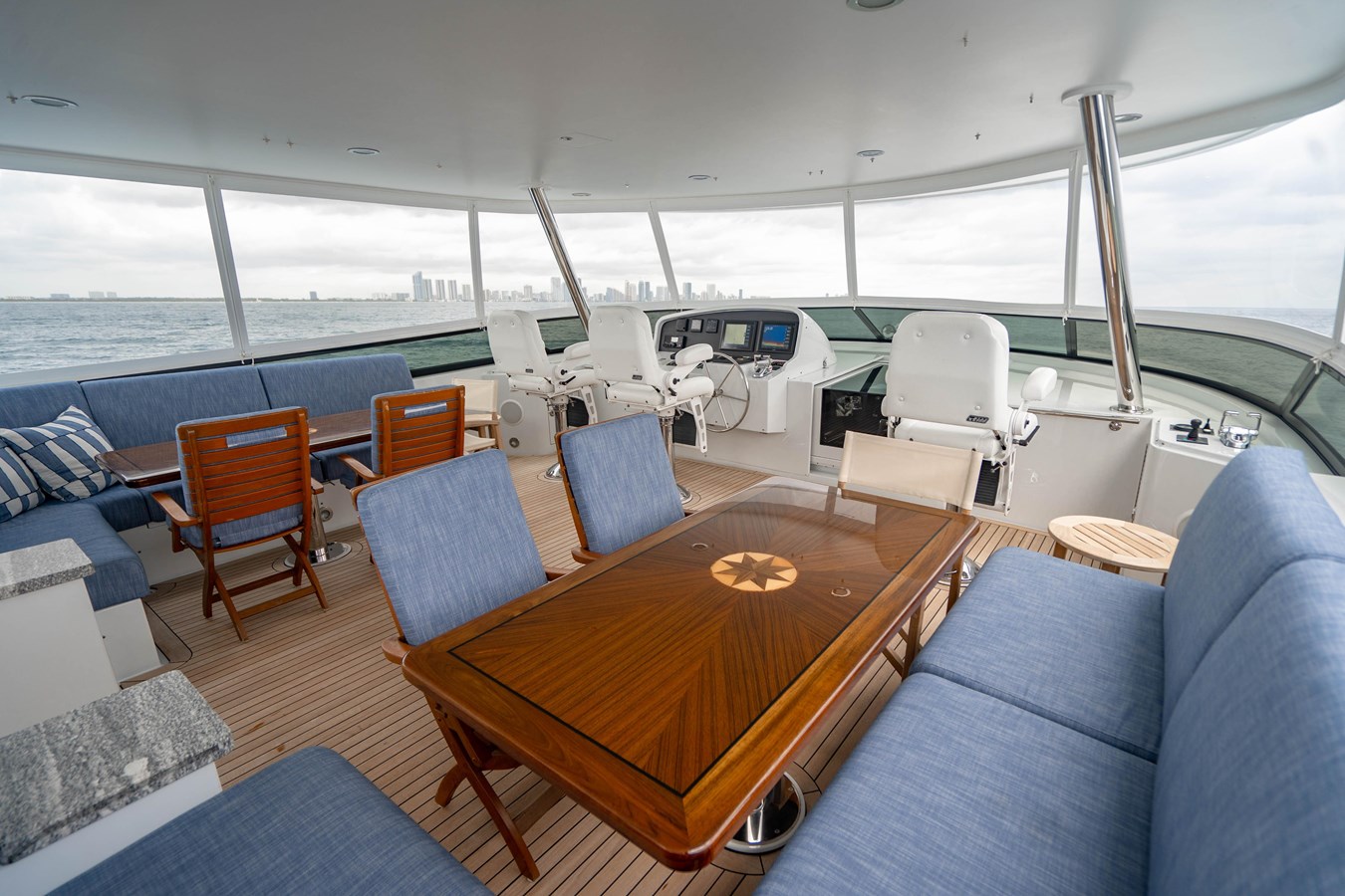 https://s3.amazonaws.com/boss.yatco.com/ForCharter/Vessel/Photo/5334/large_93429.jpg