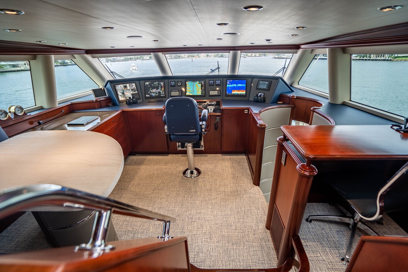 https://s3.amazonaws.com/boss.yatco.com/ForCharter/Vessel/Photo/5334/large_93447.jpg