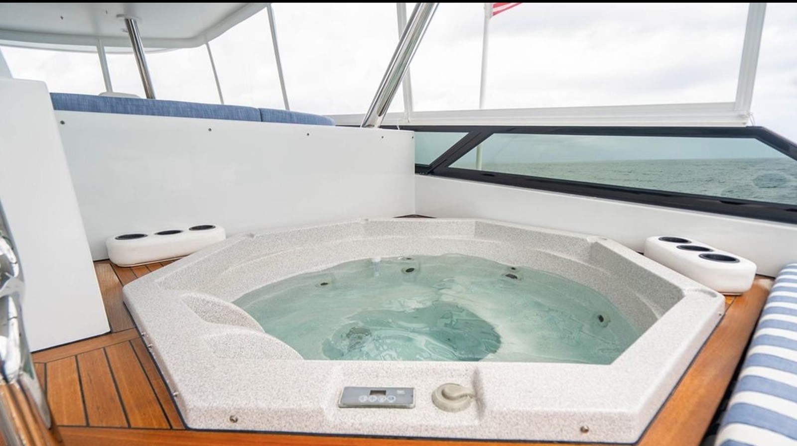 https://s3.amazonaws.com/boss.yatco.com/ForCharter/Vessel/Photo/5334/large_93449.jpg