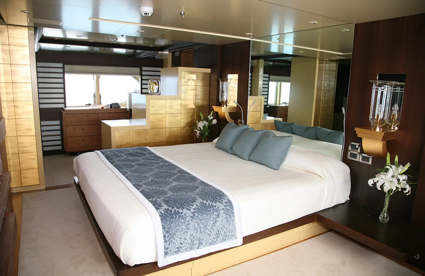 https://s3.amazonaws.com/boss.yatco.com/ForCharter/Vessel/Photo/5451/large_96501.png