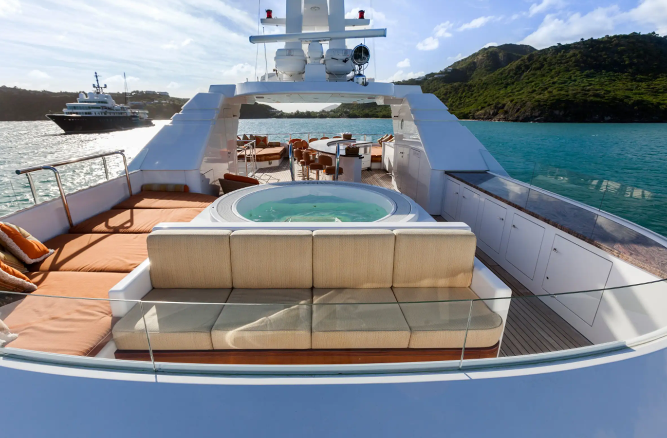https://s3.amazonaws.com/boss.yatco.com/ForCharter/Vessel/Photo/5451/large_96510.png