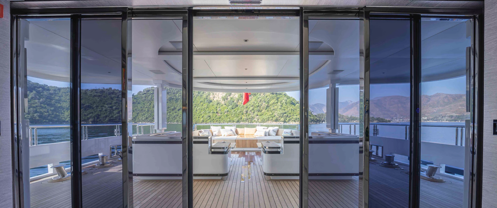 https://s3.amazonaws.com/boss.yatco.com/ForCharter/Vessel/Photo/5472/large_97489.png