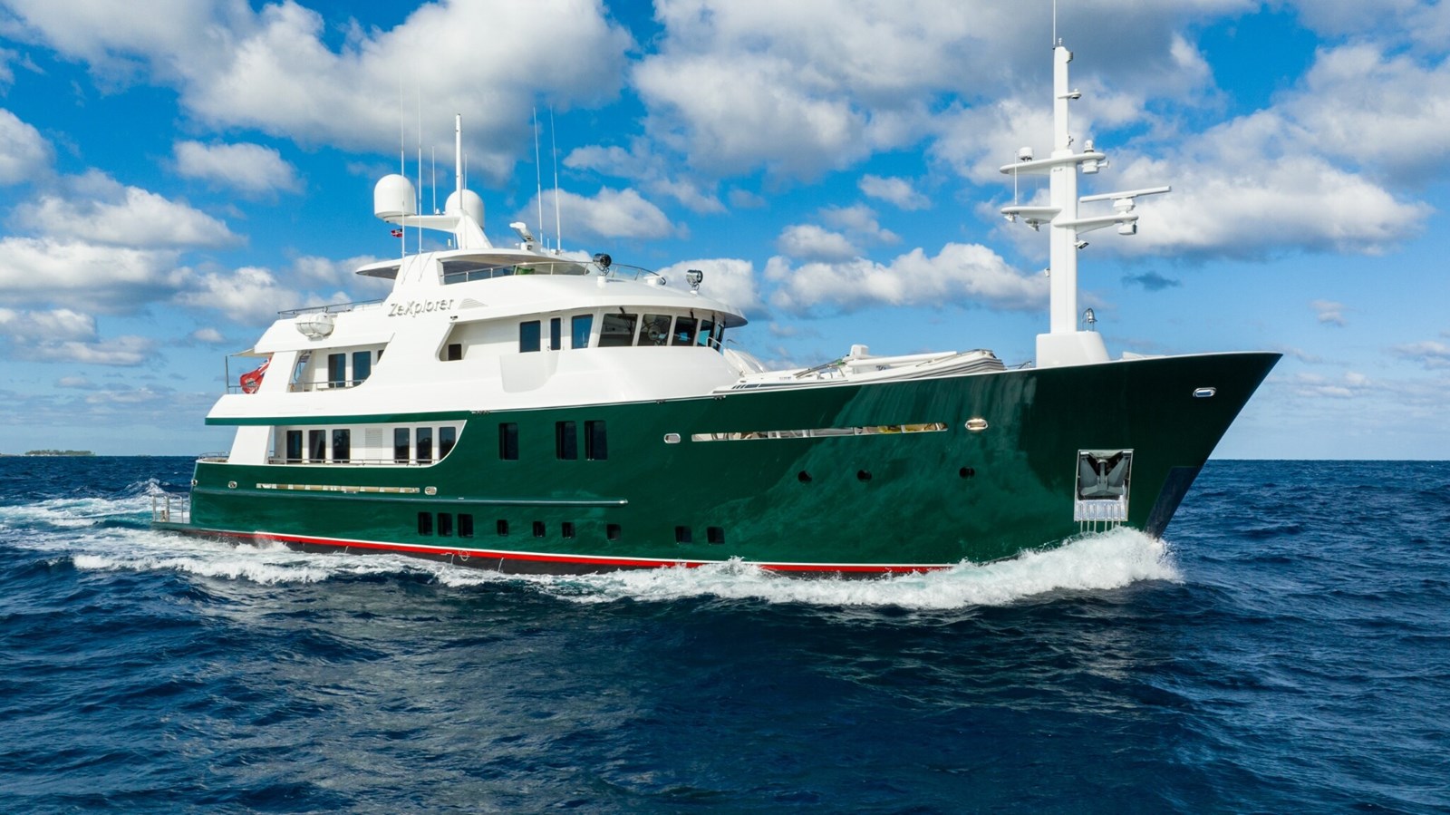 https://s3.amazonaws.com/boss.yatco.com/ForCharter/Vessel/Photo/5490/large_97949.jpg