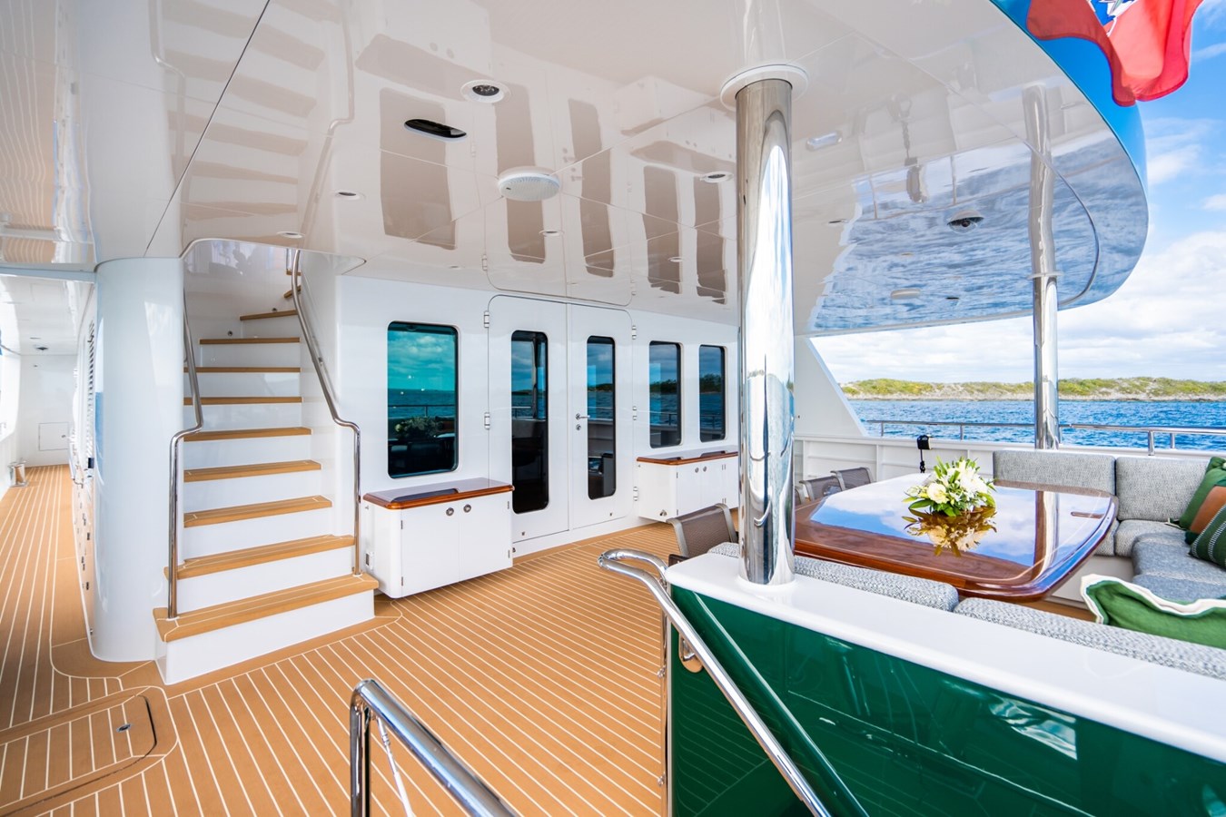 https://s3.amazonaws.com/boss.yatco.com/ForCharter/Vessel/Photo/5490/large_97950.jpg