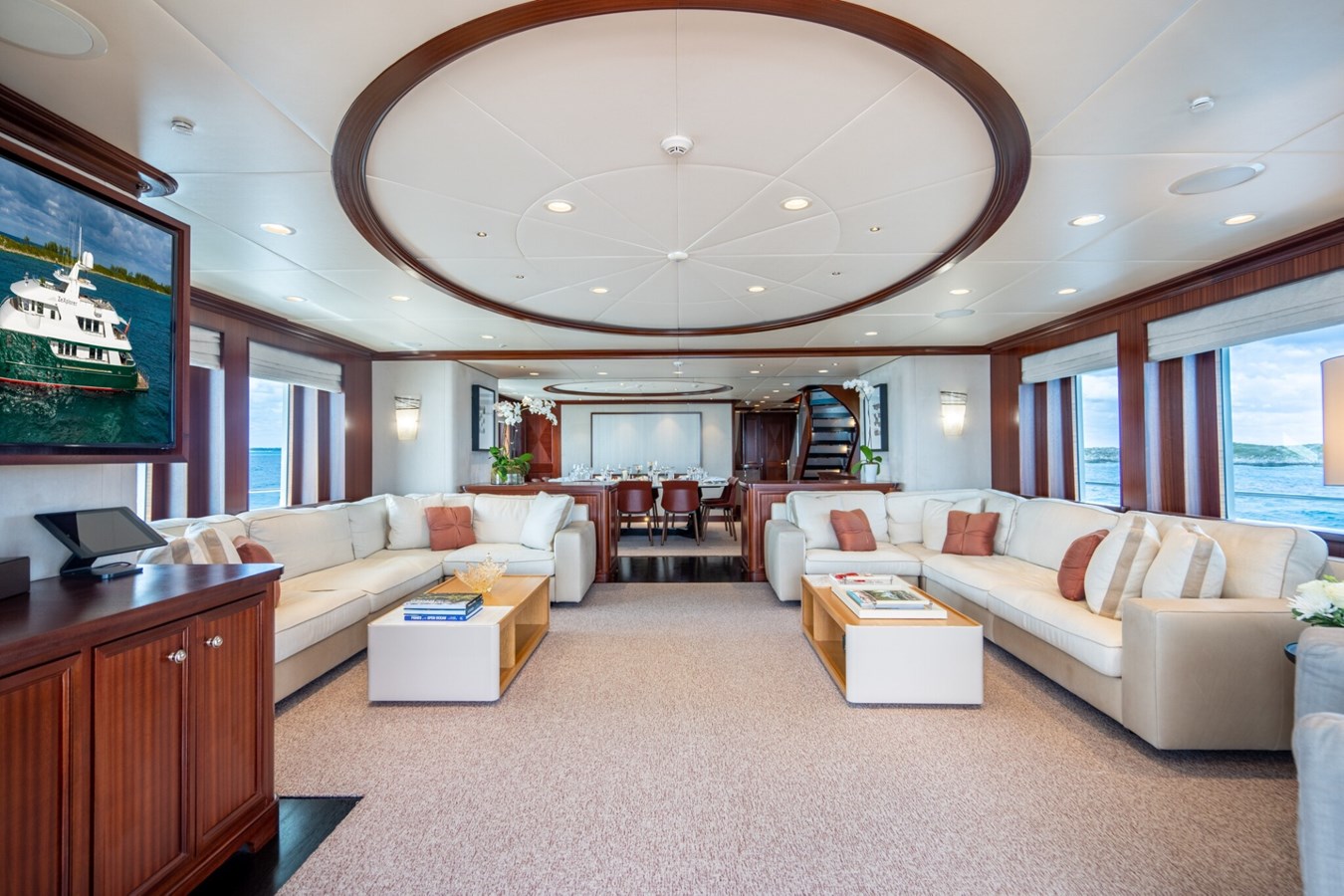 https://s3.amazonaws.com/boss.yatco.com/ForCharter/Vessel/Photo/5490/large_97951.jpg