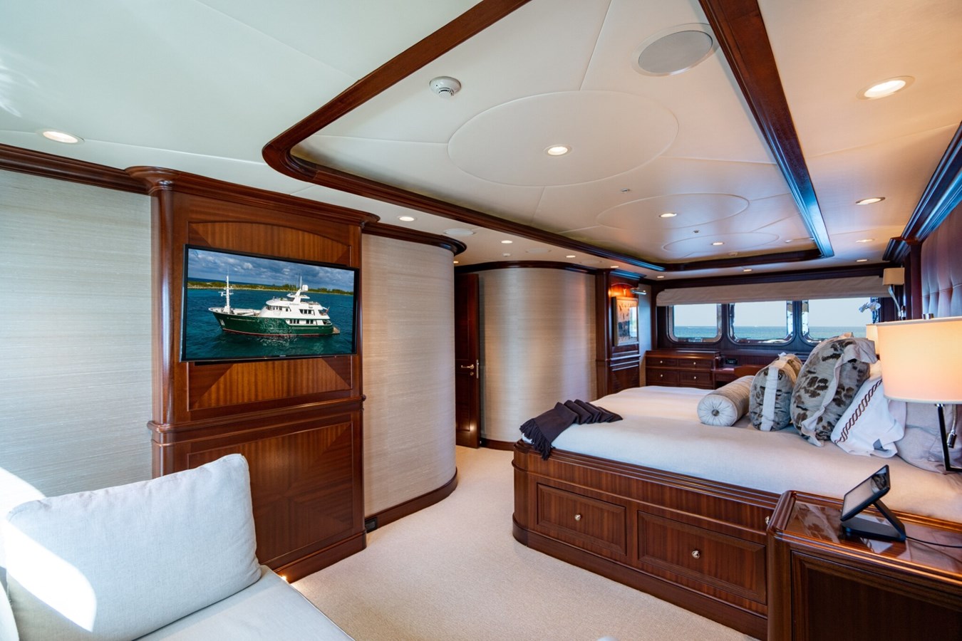 https://s3.amazonaws.com/boss.yatco.com/ForCharter/Vessel/Photo/5490/large_97957.jpg