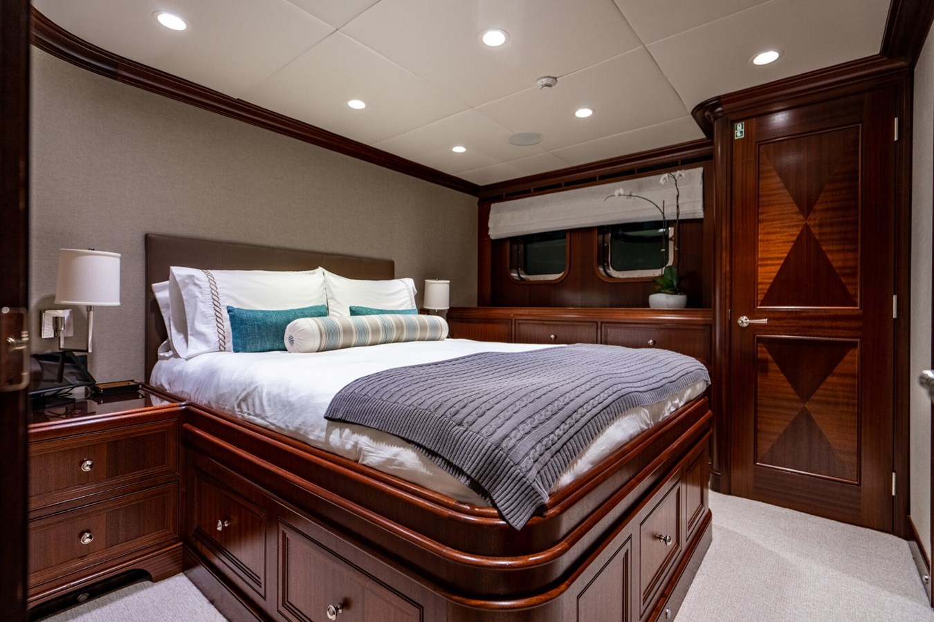 https://s3.amazonaws.com/boss.yatco.com/ForCharter/Vessel/Photo/5490/large_97959.jpg